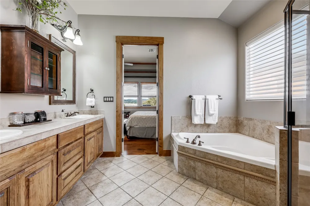 610 Deckhouse Drive Point Venture, TX 78645