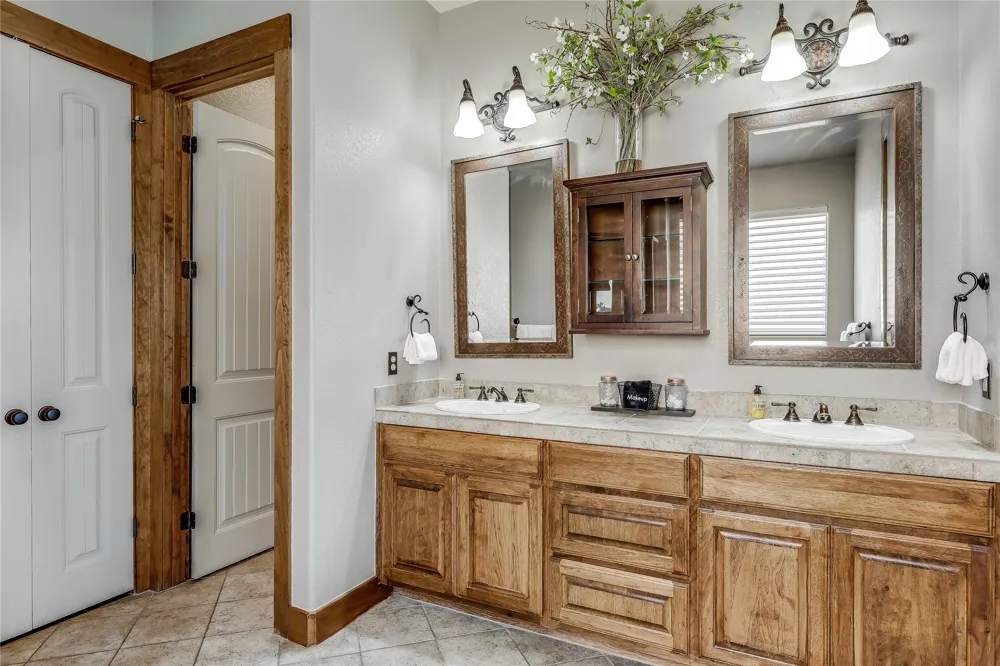 610 Deckhouse Drive Point Venture, TX 78645