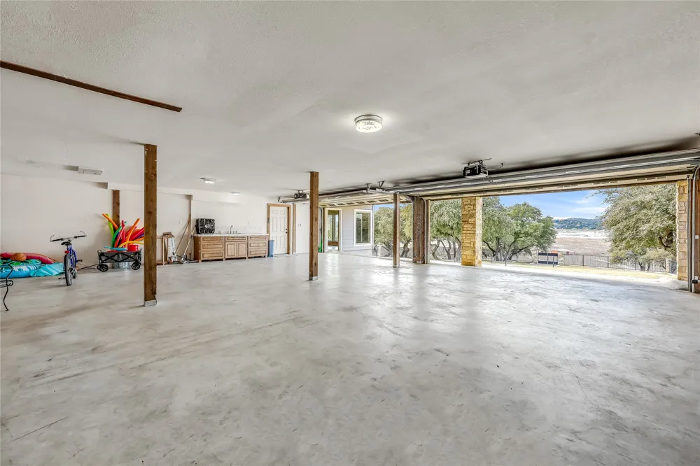610 Deckhouse Drive Point Venture, TX 78645