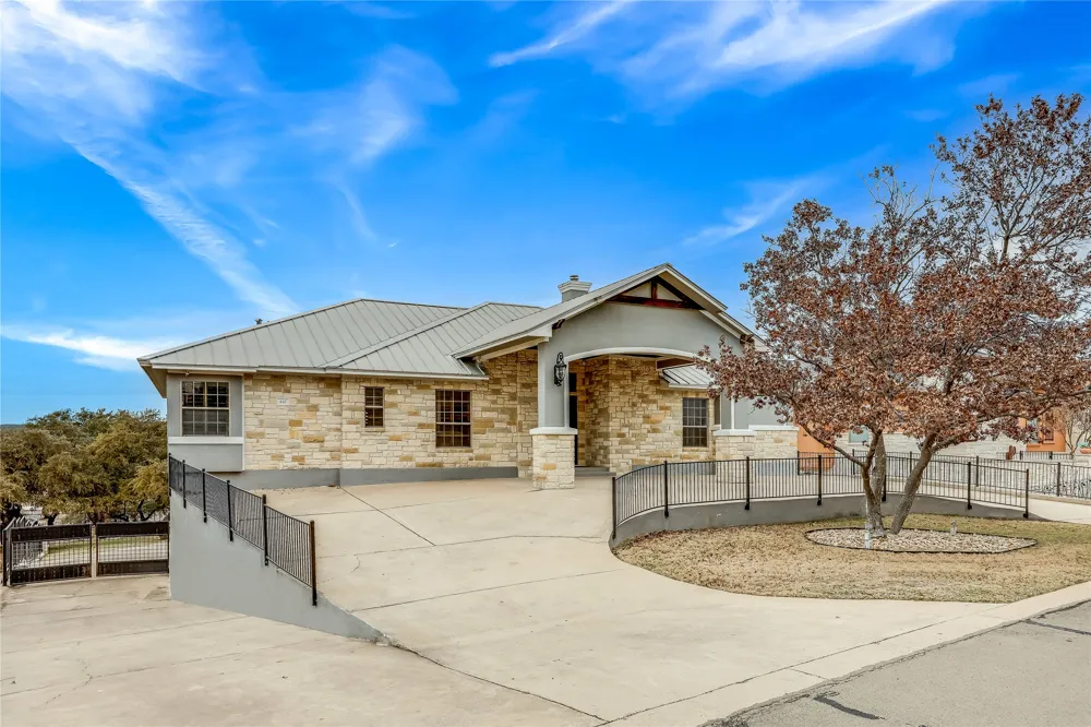 610 Deckhouse Drive Point Venture, TX 78645