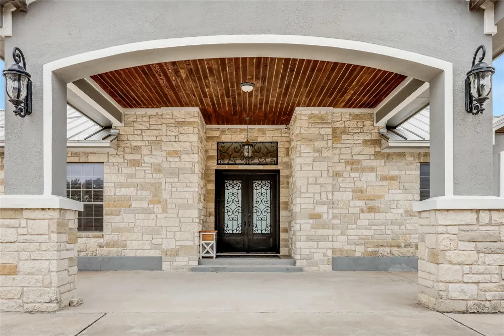 610 Deckhouse Drive Point Venture, TX 78645
