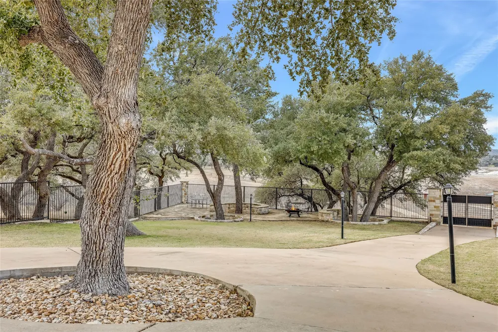 610 Deckhouse Drive Point Venture, TX 78645