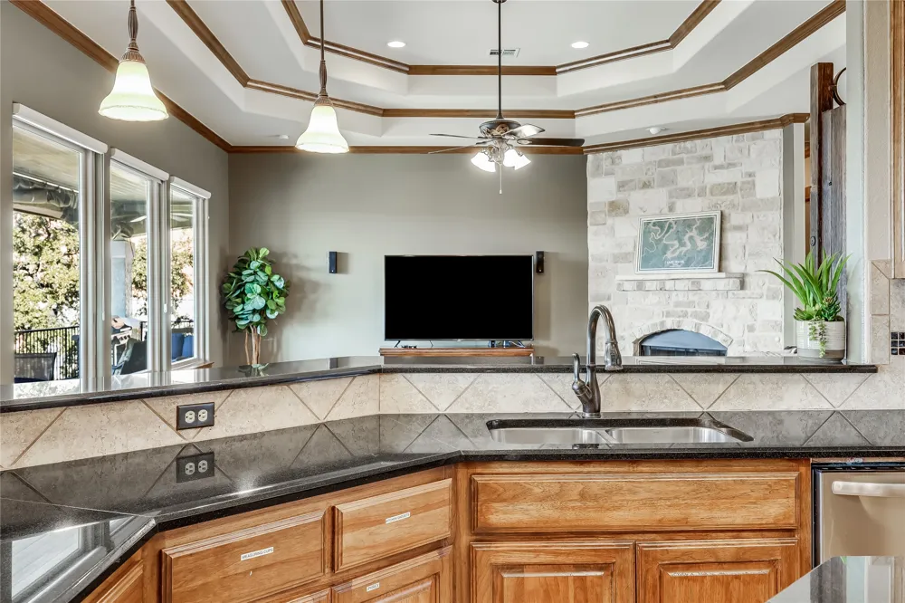 610 Deckhouse Drive Point Venture, TX 78645