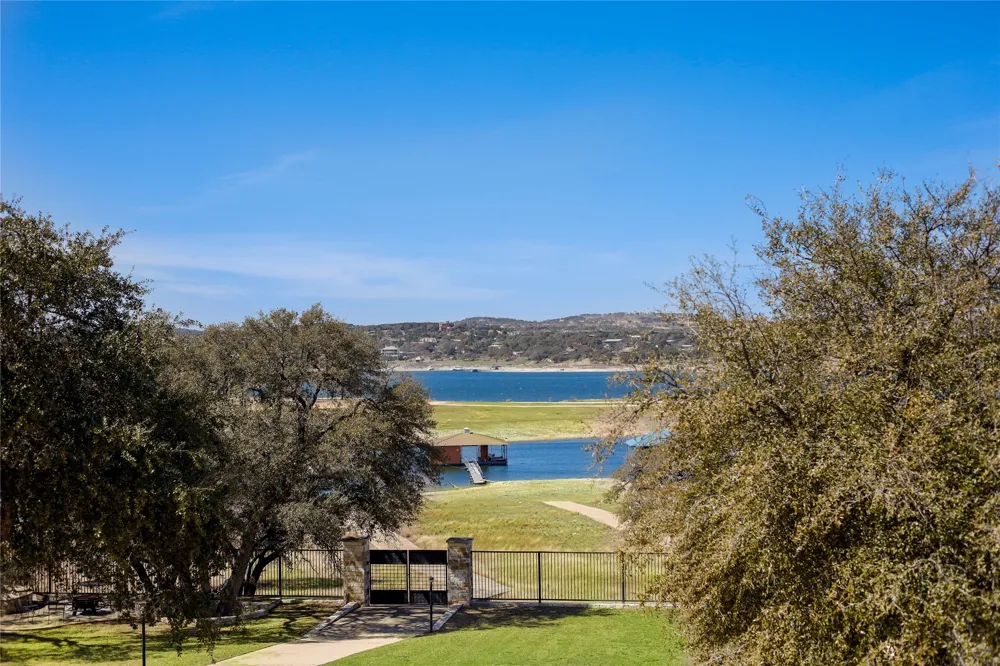 610 Deckhouse Drive Point Venture, TX 78645