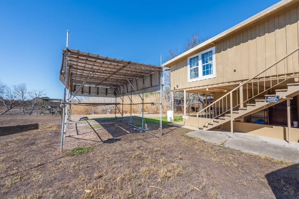 167 Buckeye Knoll Road George West, TX 78022