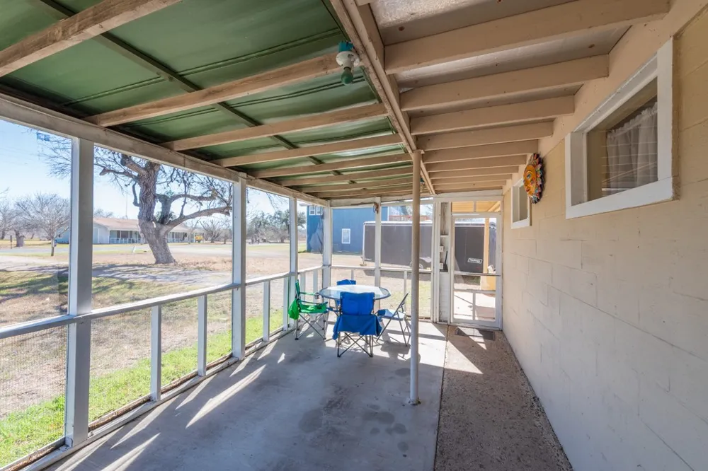 167 Buckeye Knoll Road George West, TX 78022