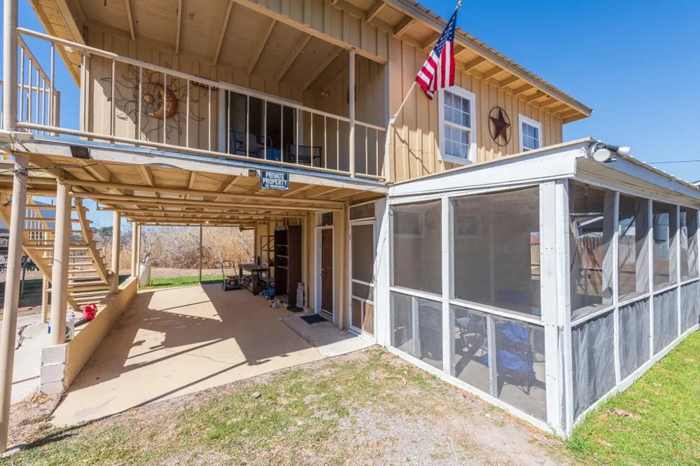 167 Buckeye Knoll Road George West, TX 78022