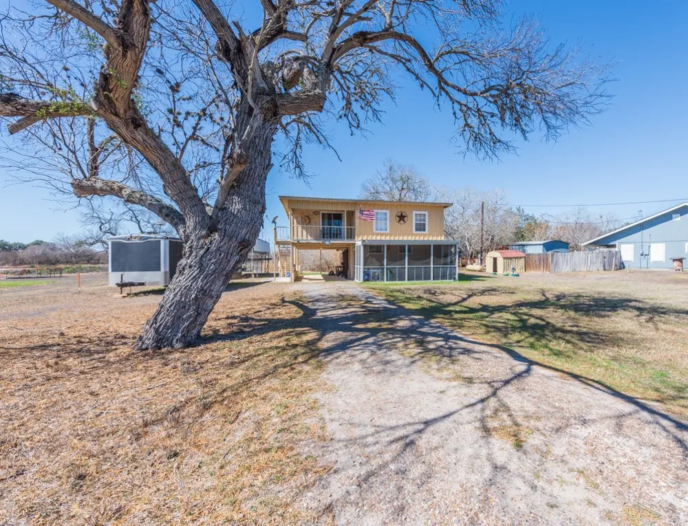 167 Buckeye Knoll Road George West, TX 78022