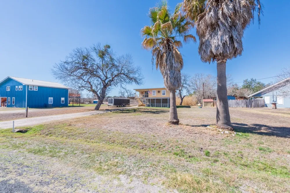 167 Buckeye Knoll Road George West, TX 78022