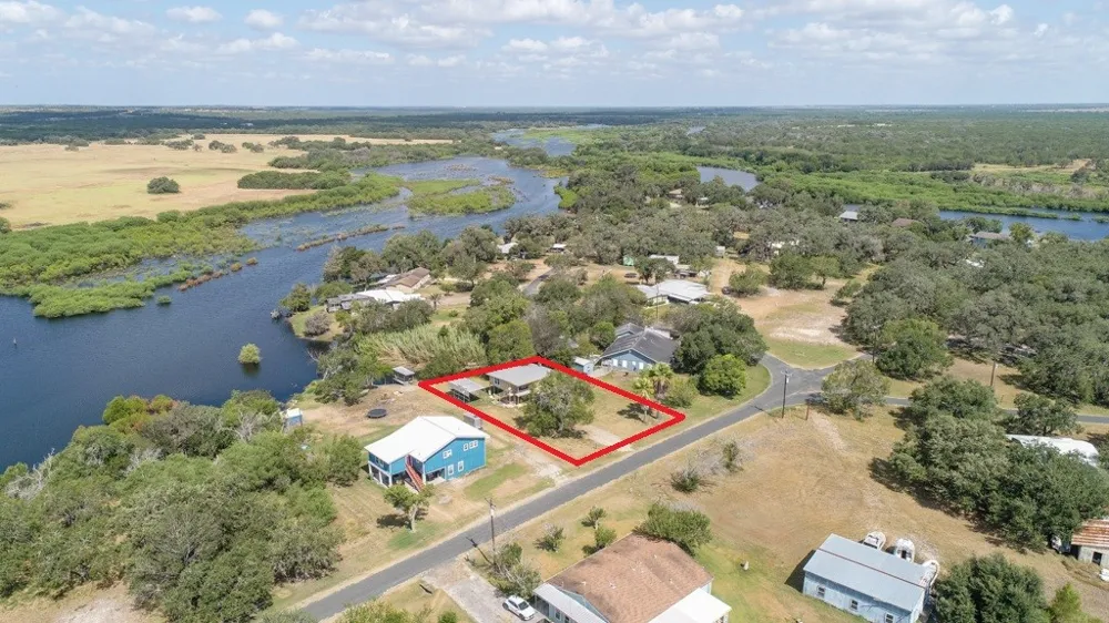 167 Buckeye Knoll Road George West, TX 78022