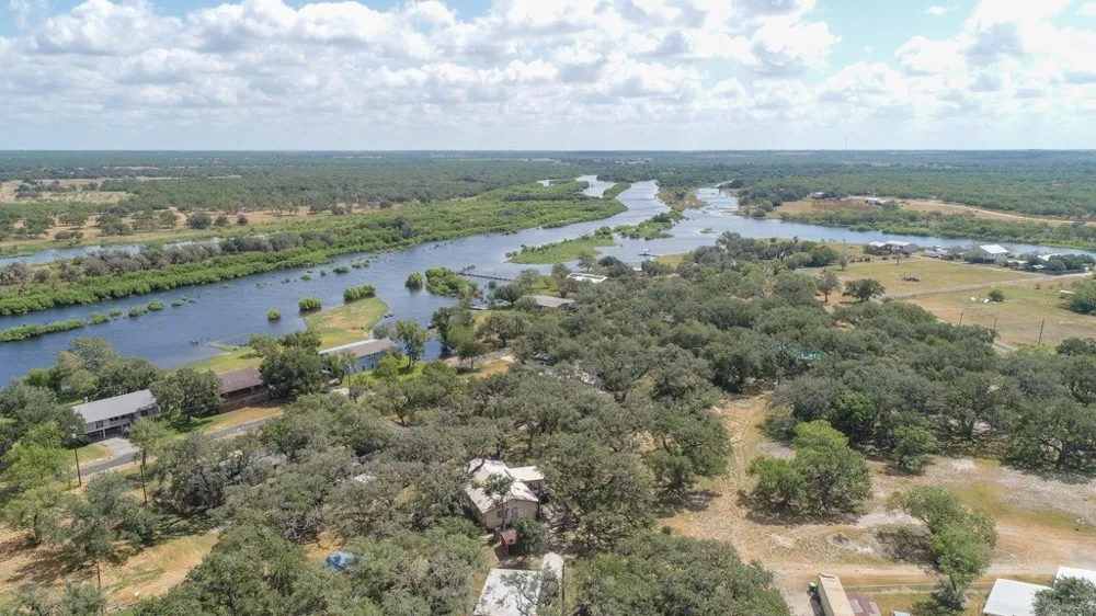 167 Buckeye Knoll Road George West, TX 78022