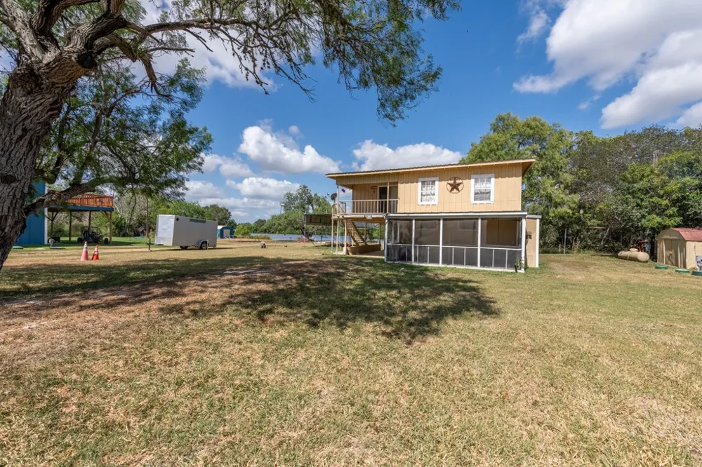 167 Buckeye Knoll Road George West, TX 78022