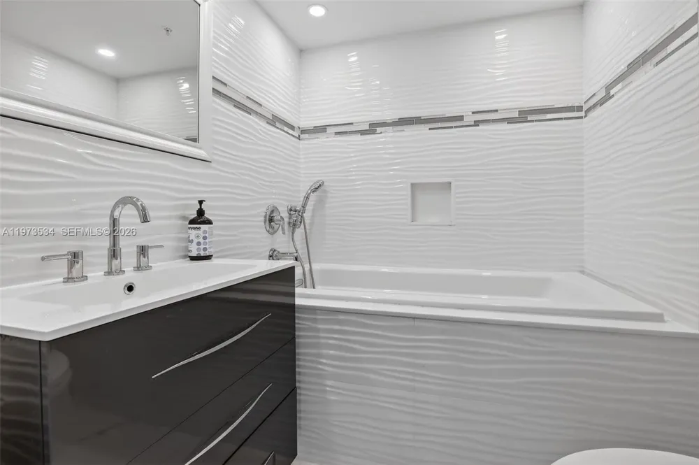 3370 Hidden Bay Dr #1501 Aventura, FL 33180