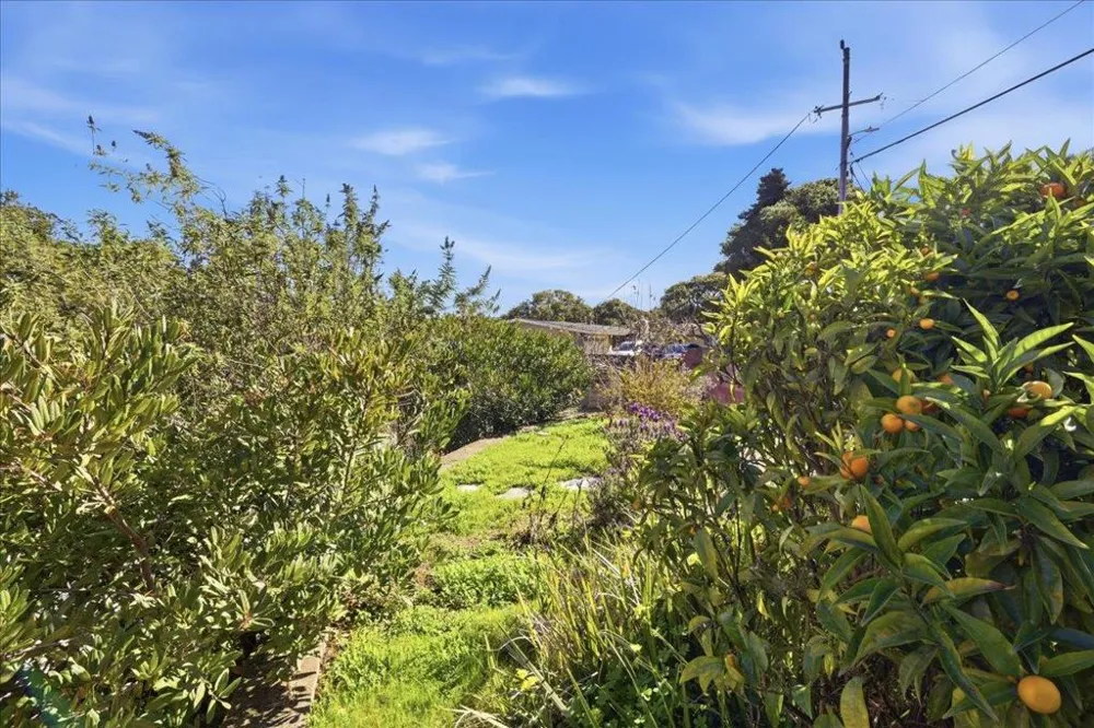 17 Los Encinos Drive Del Rey Oaks, CA 93940