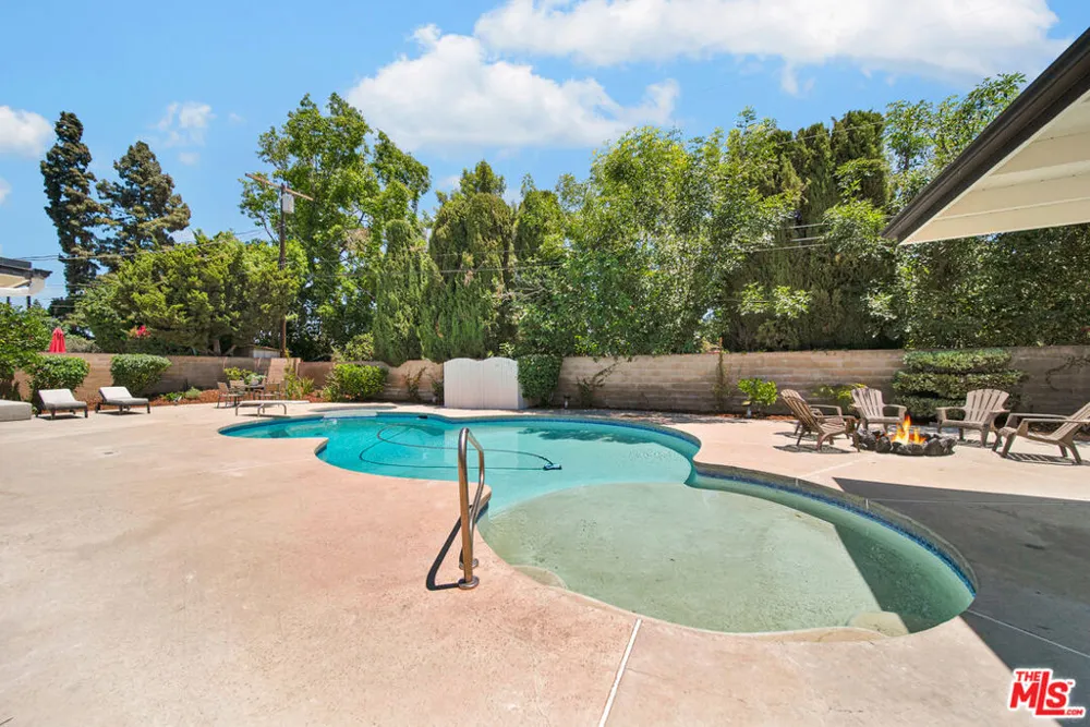 10200 Shoshone Avenue Northridge, CA 91325