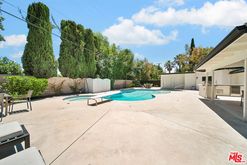 10200 Shoshone Avenue Northridge, CA 91325
