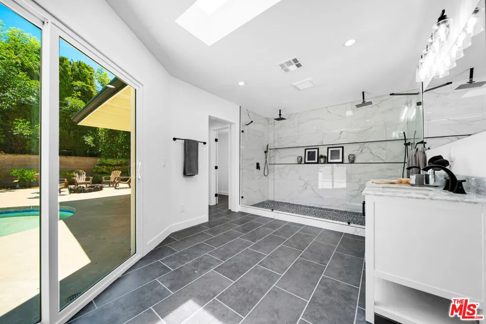 10200 Shoshone Avenue Northridge, CA 91325