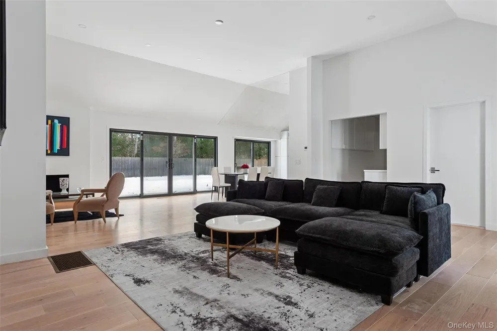 10 Hampton Street Westhampton Beach, NY 11978