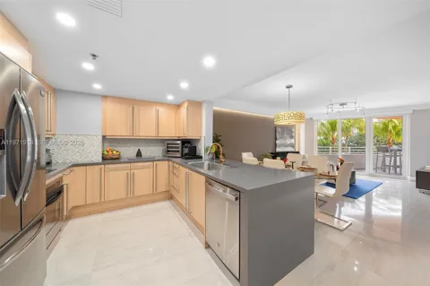 226 Ocean Dr #3C