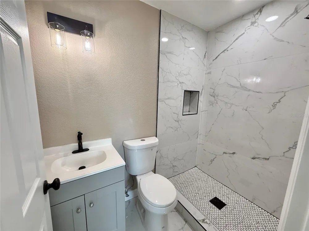 715 65TH AVENUE DRIVE W Bradenton, FL 34207