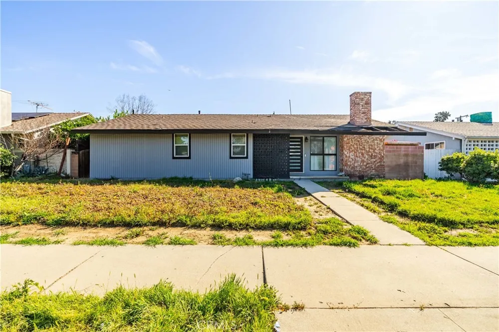 7702 De Soto Canoga Park, CA 91304
