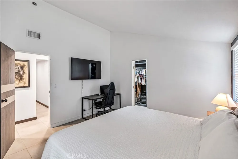 7702 De Soto Canoga Park, CA 91304