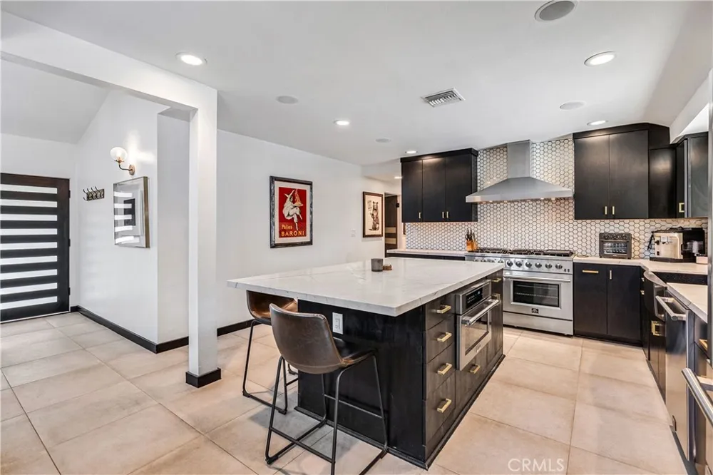 7702 De Soto Canoga Park, CA 91304