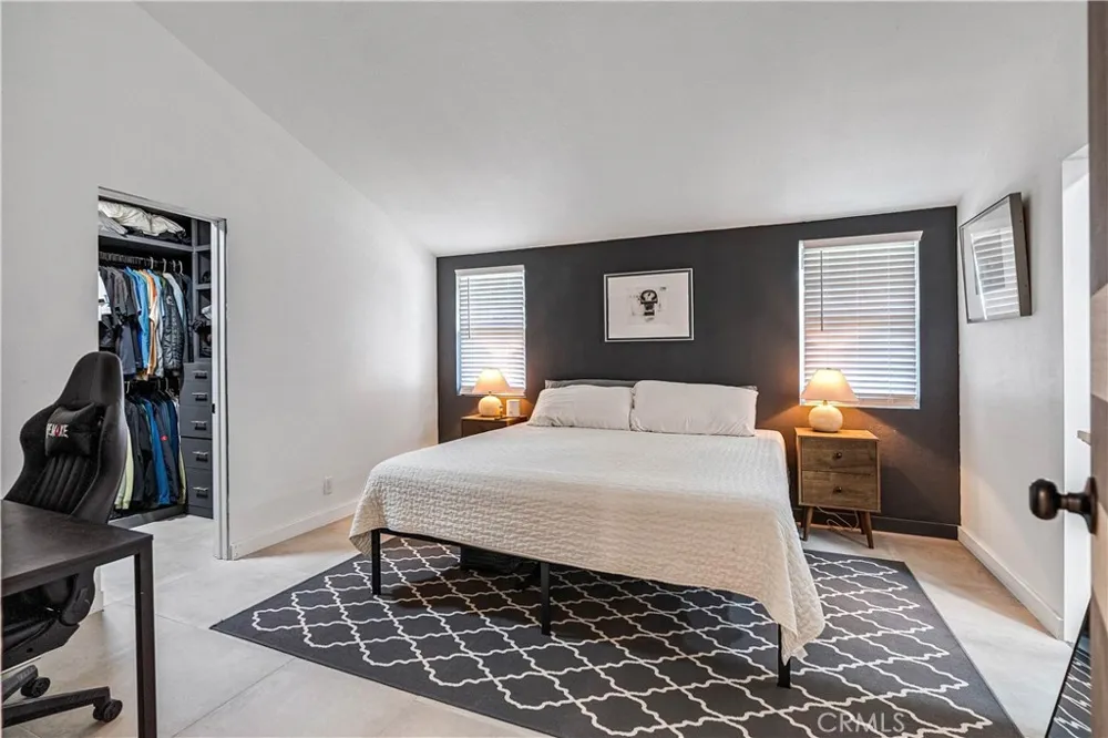 7702 De Soto Canoga Park, CA 91304