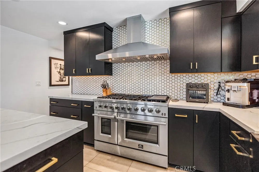7702 De Soto Canoga Park, CA 91304