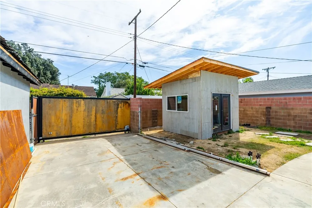 7702 De Soto Canoga Park, CA 91304