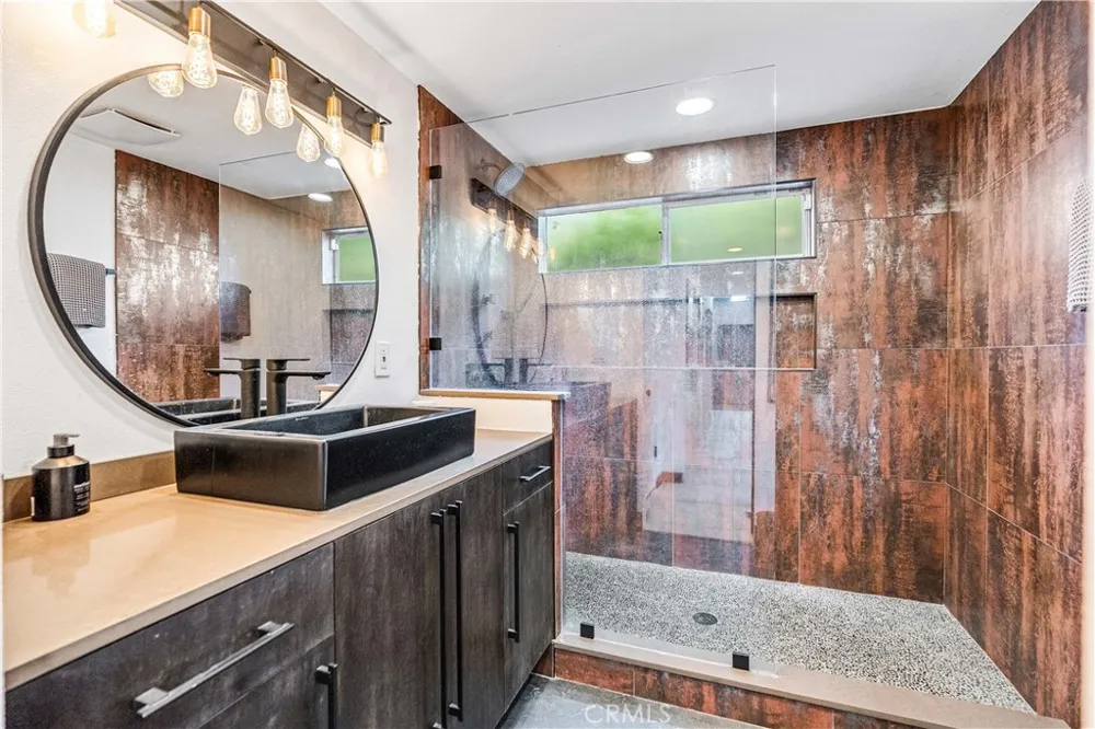 7702 De Soto Canoga Park, CA 91304