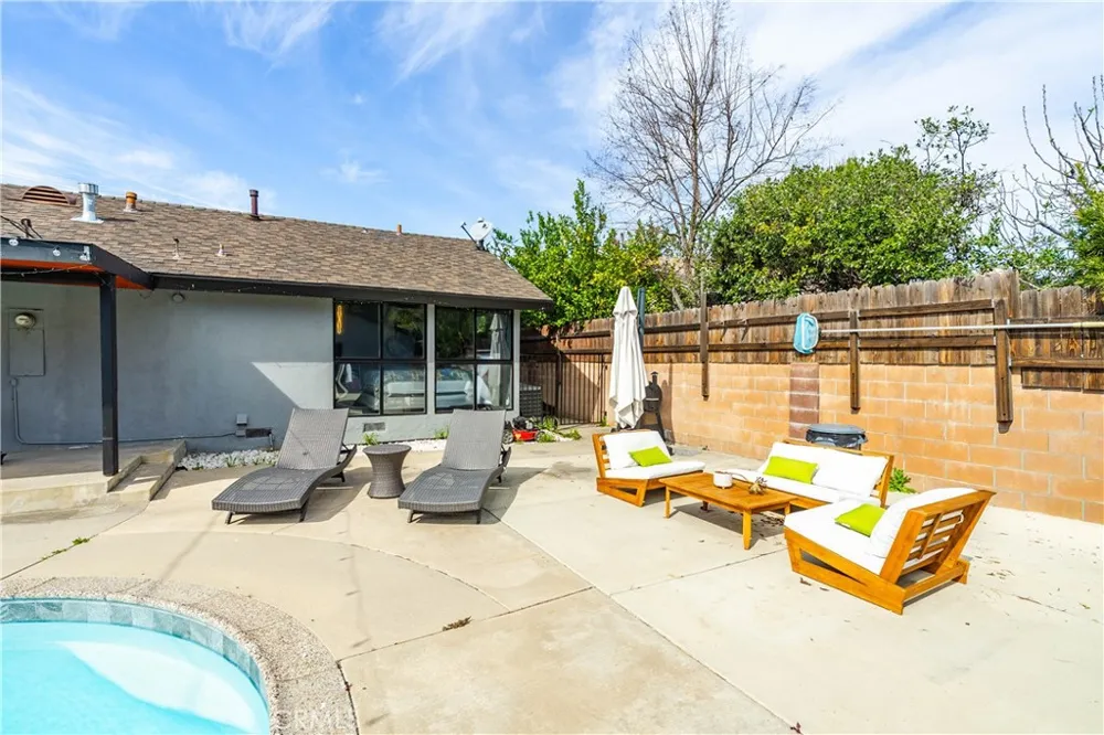 7702 De Soto Canoga Park, CA 91304