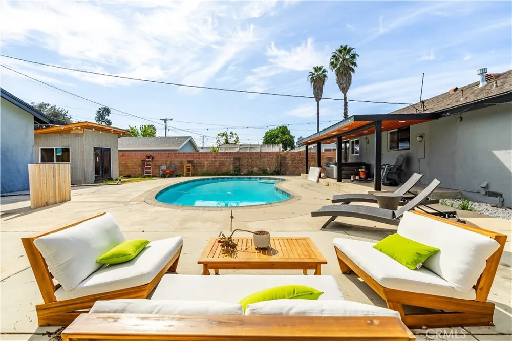 7702 De Soto Canoga Park, CA 91304
