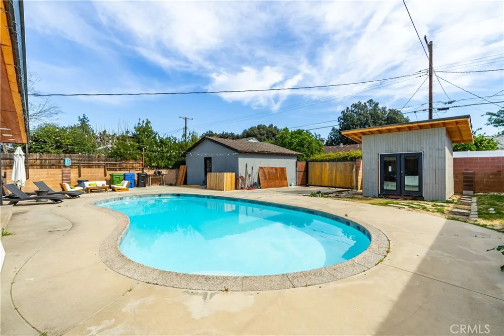 7702 De Soto Canoga Park, CA 91304