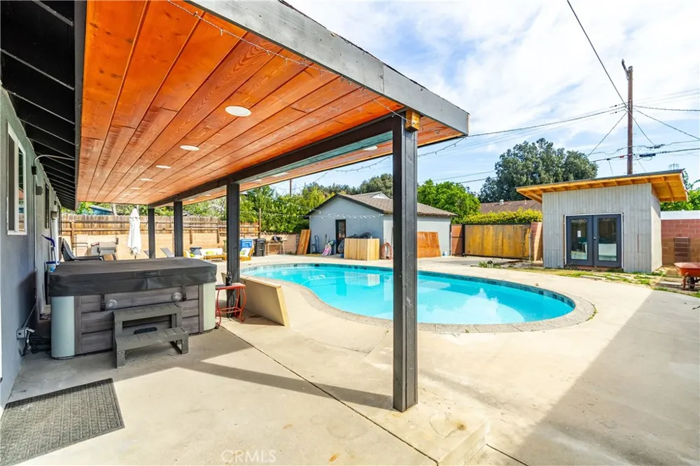 7702 De Soto Canoga Park, CA 91304