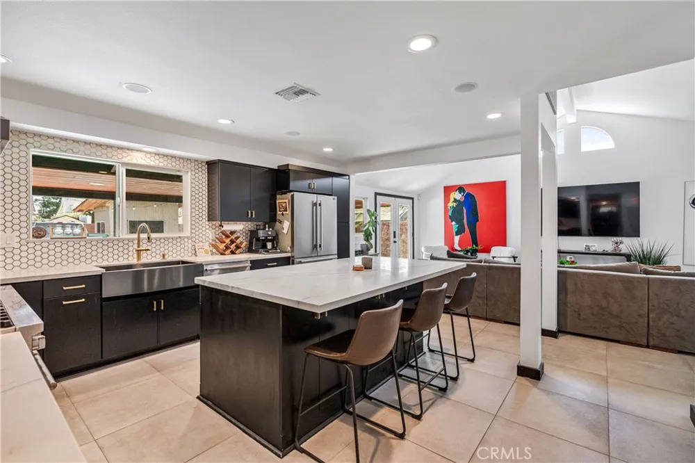 7702 De Soto Canoga Park, CA 91304