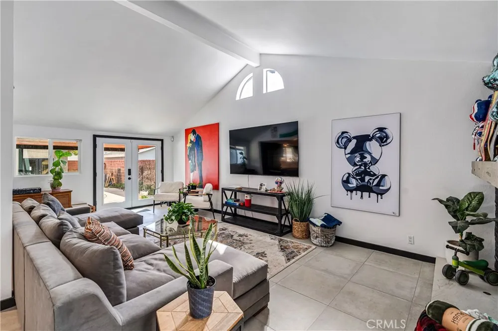 7702 De Soto Canoga Park, CA 91304