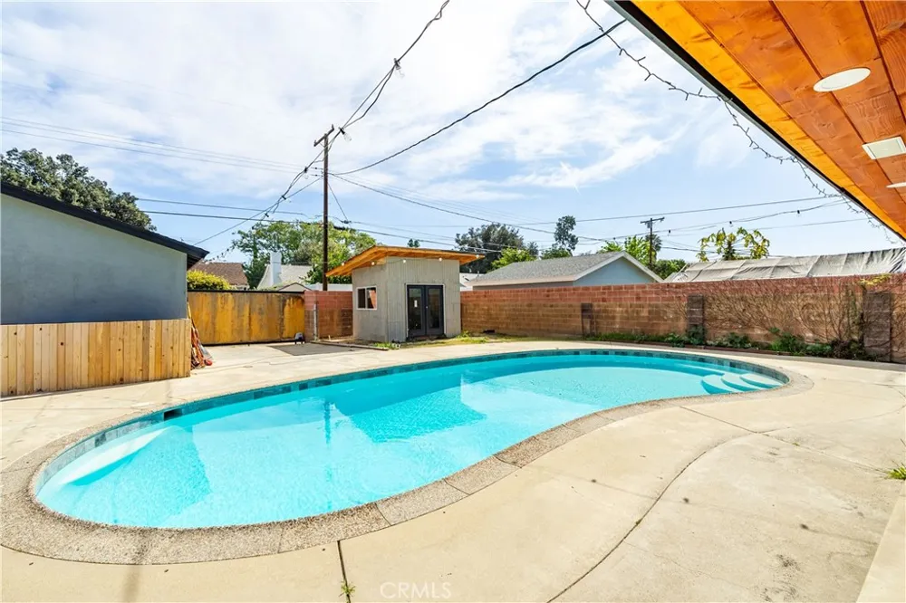 7702 De Soto Canoga Park, CA 91304