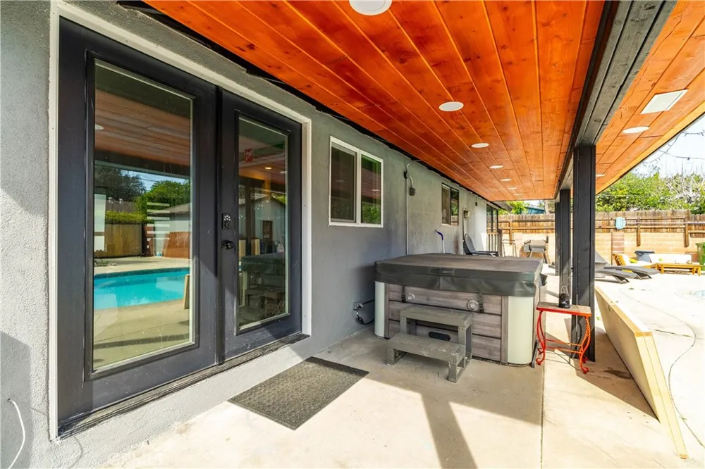 7702 De Soto Canoga Park, CA 91304