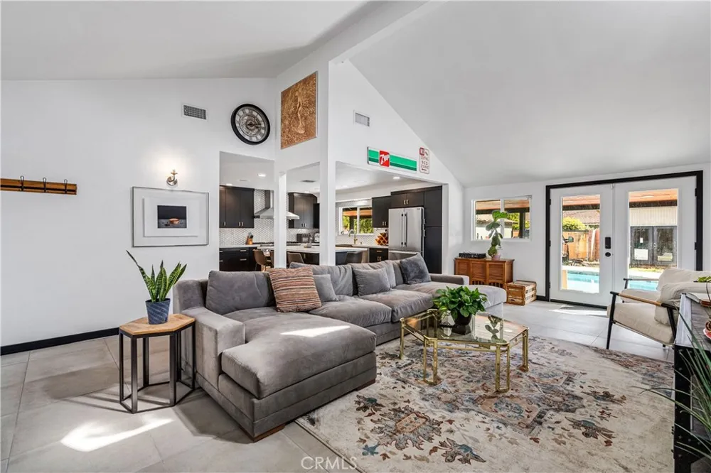 7702 De Soto Canoga Park, CA 91304