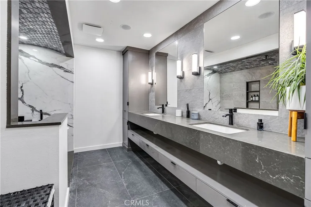 7702 De Soto Canoga Park, CA 91304