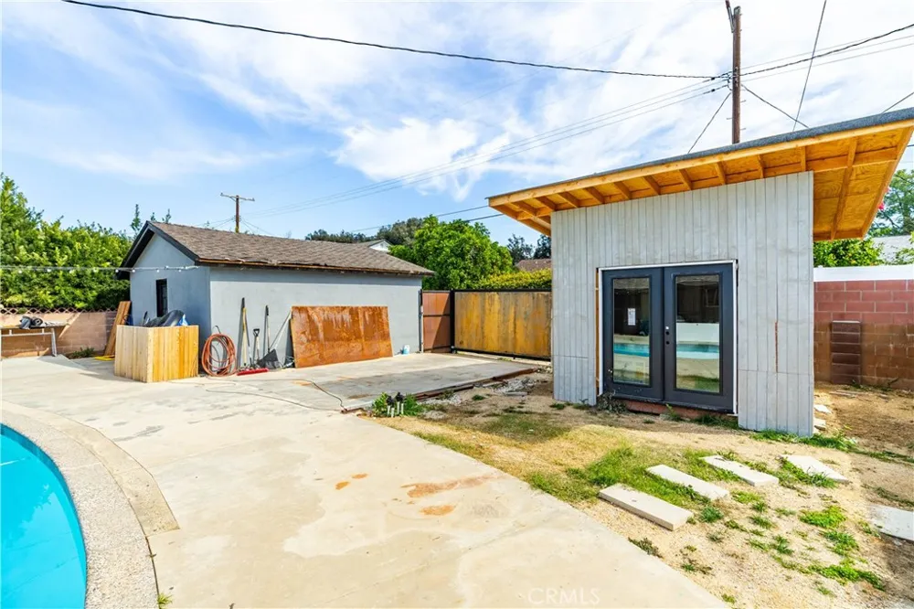 7702 De Soto Canoga Park, CA 91304