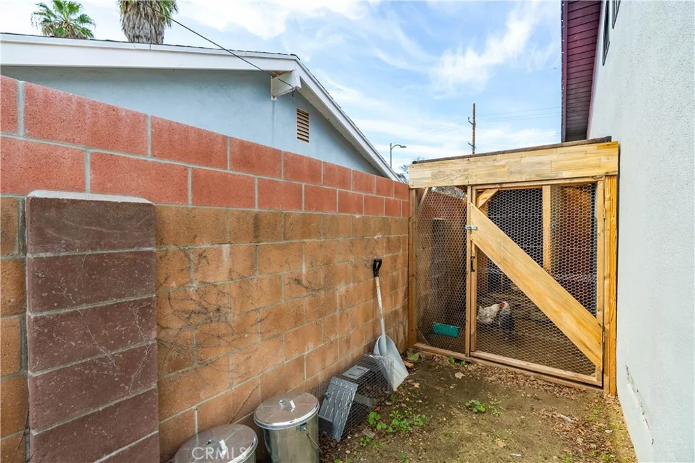 7702 De Soto Canoga Park, CA 91304