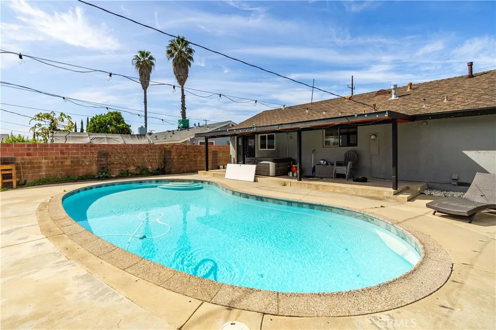 7702 De Soto Canoga Park, CA 91304