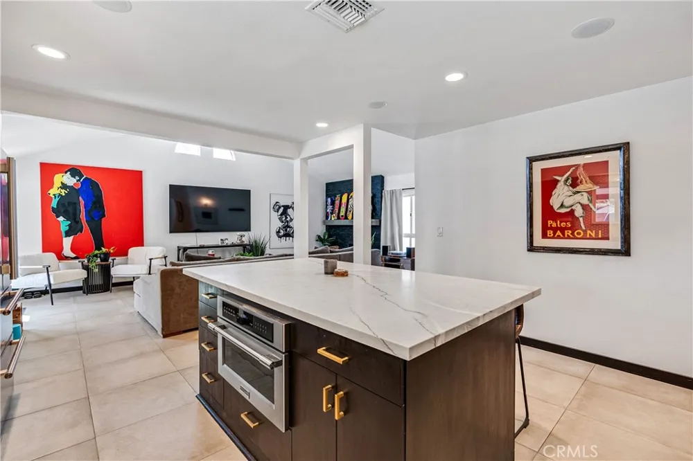 7702 De Soto Canoga Park, CA 91304