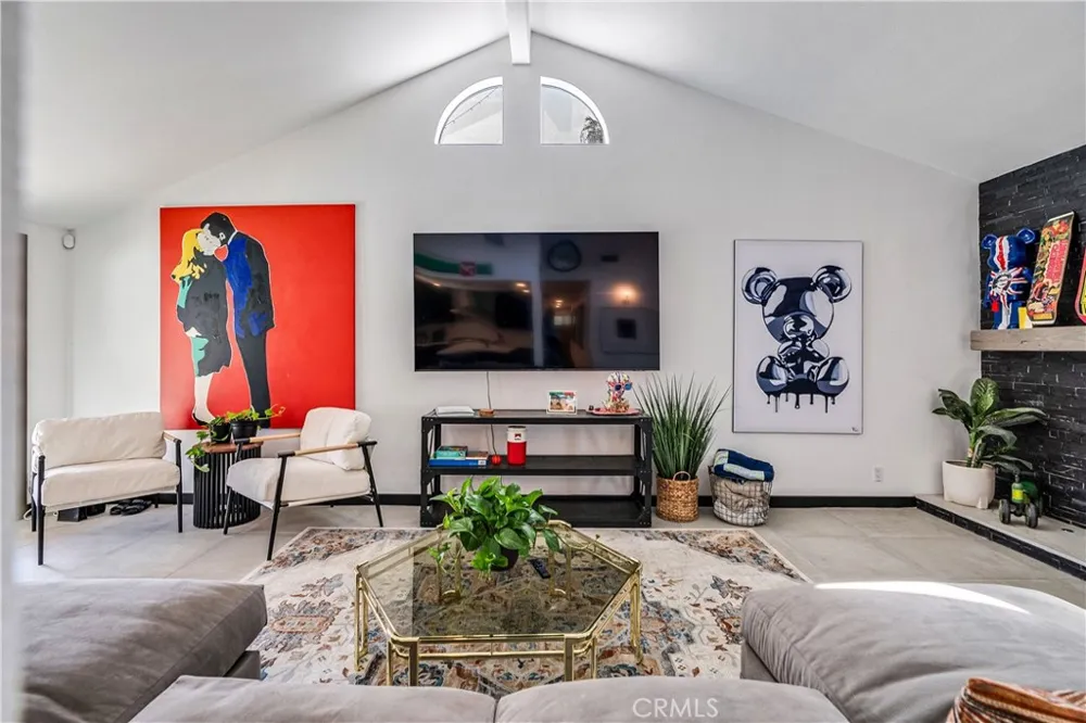 7702 De Soto Canoga Park, CA 91304