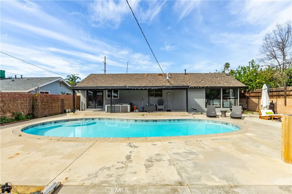 7702 De Soto Canoga Park, CA 91304