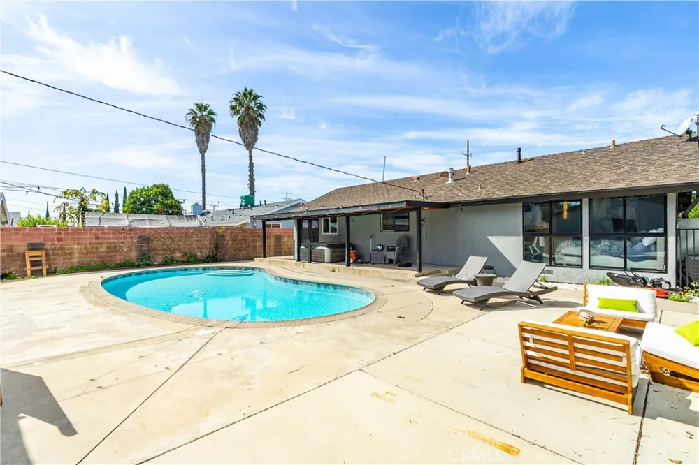 7702 De Soto Canoga Park, CA 91304