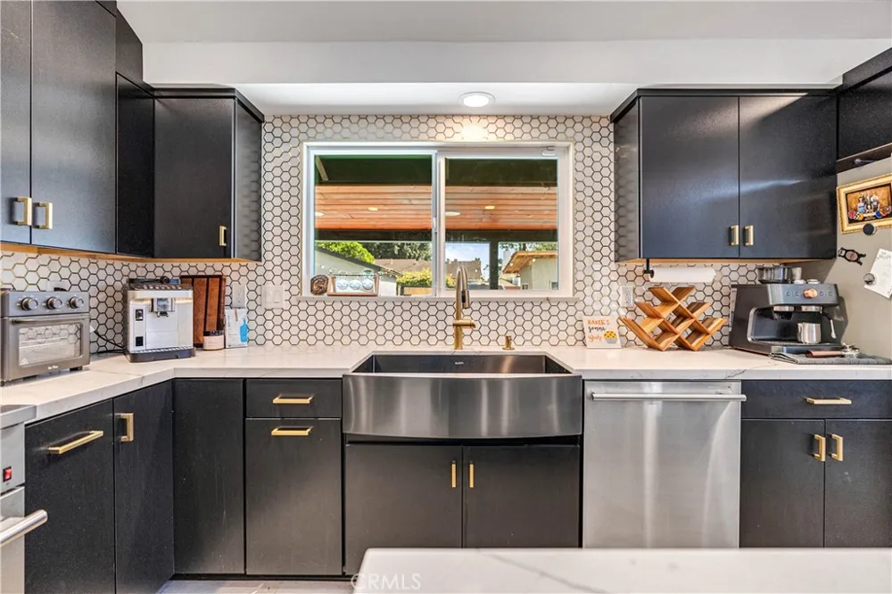 7702 De Soto Canoga Park, CA 91304