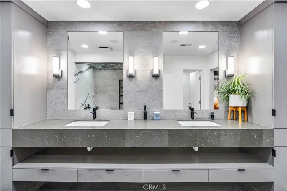7702 De Soto Canoga Park, CA 91304